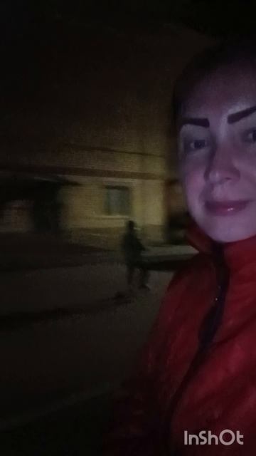 Прогулка.Арсений катается на самокате.