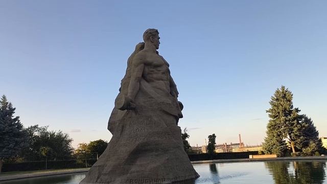 Волгоград. Мамаев Курган. Музей «Сталинградская битва». День и вечерние огни.