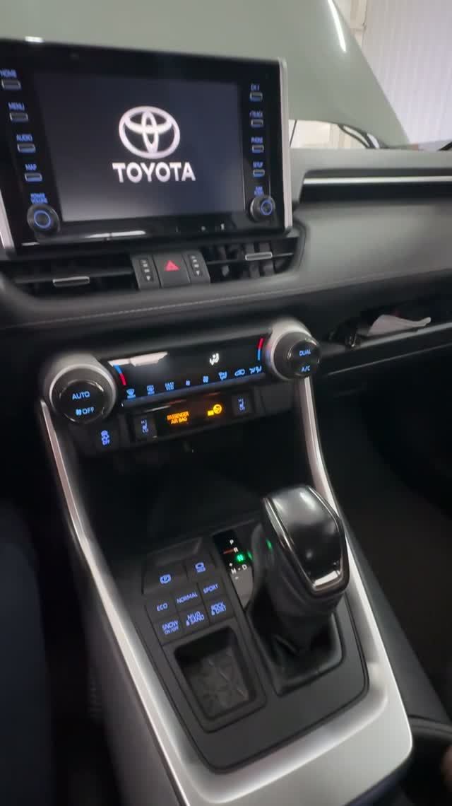 Так выглядит салон Toyota RAV4 2020
