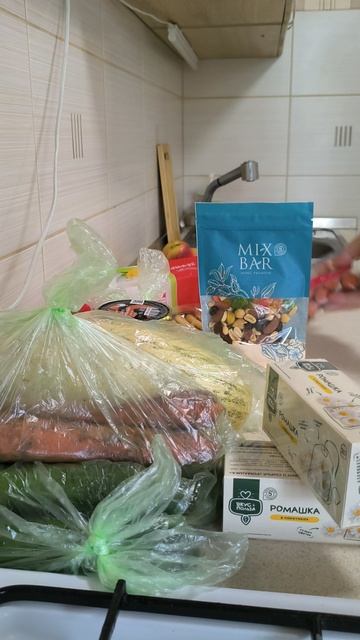 КУРЬЕР НА РАЙОНЕ. РАСПАКОВКА ЧЕК ИЗ ПЯТЕРОЧКА. СПАСИБО КУРЬЕРА ЗА ДОСТАВКУ И ПРОДАВЦАМ ЗА СБОРКУ