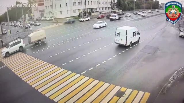 В Казани мотоциклист и таксист устроили ДТП на перекрестке