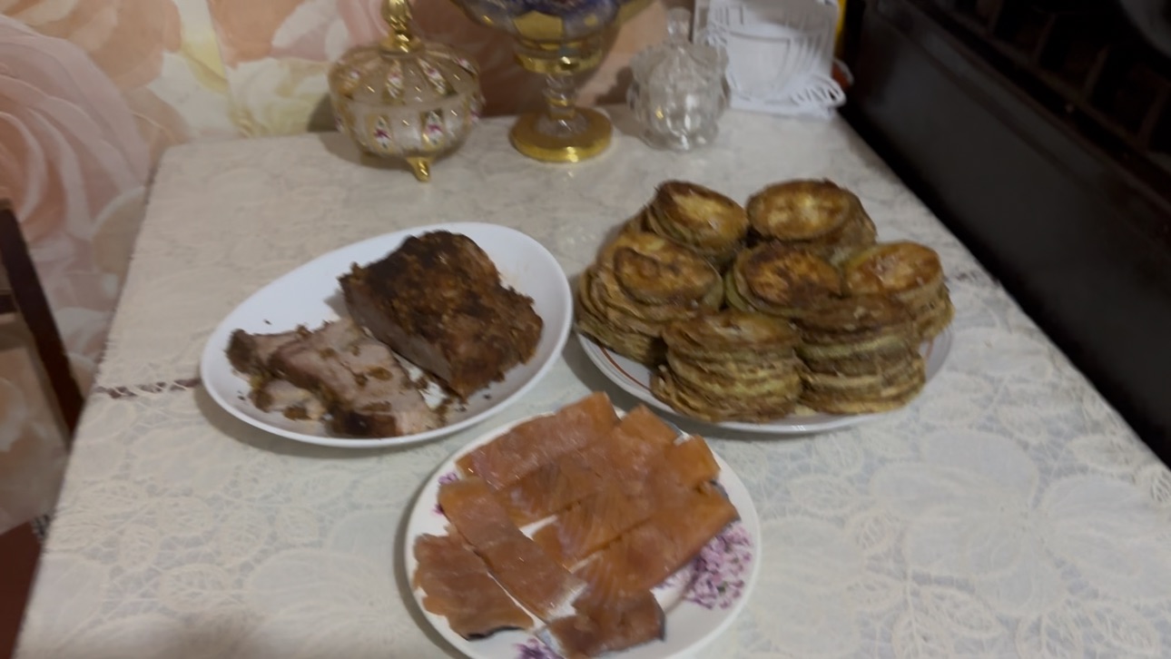Очень вкусная свинина и жареные кабачки.На участке!