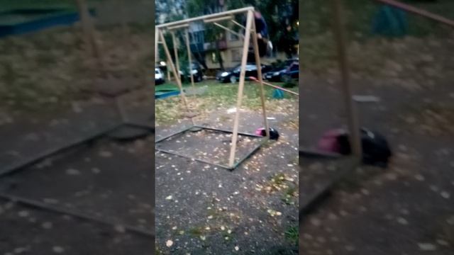 ева на качелях