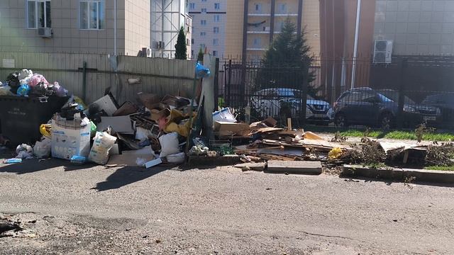 Горы мусора в моем районе.