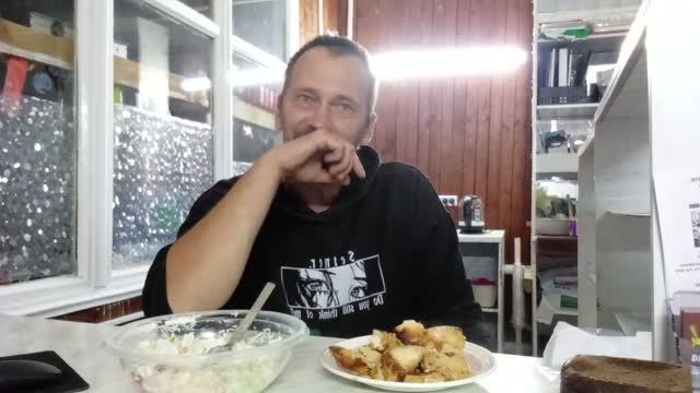 Мукбанг. Вечерний перекус на работе. Куриный шашлык. Салат цезарь.