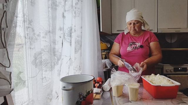 может смотивирую жить в деревне/весь чеснок распродала / люблю их шелест /