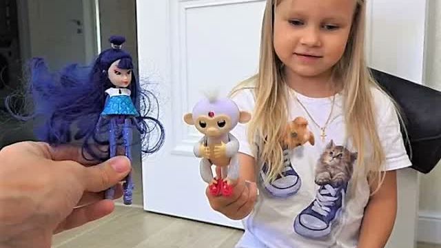 Алиса играет с куклами ЛОЛ и Барби ! Как весело провести время !
