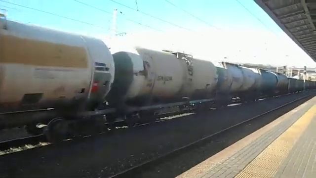 ВЛ80с-1467 с грузовым поездом, октябрь 2021 года