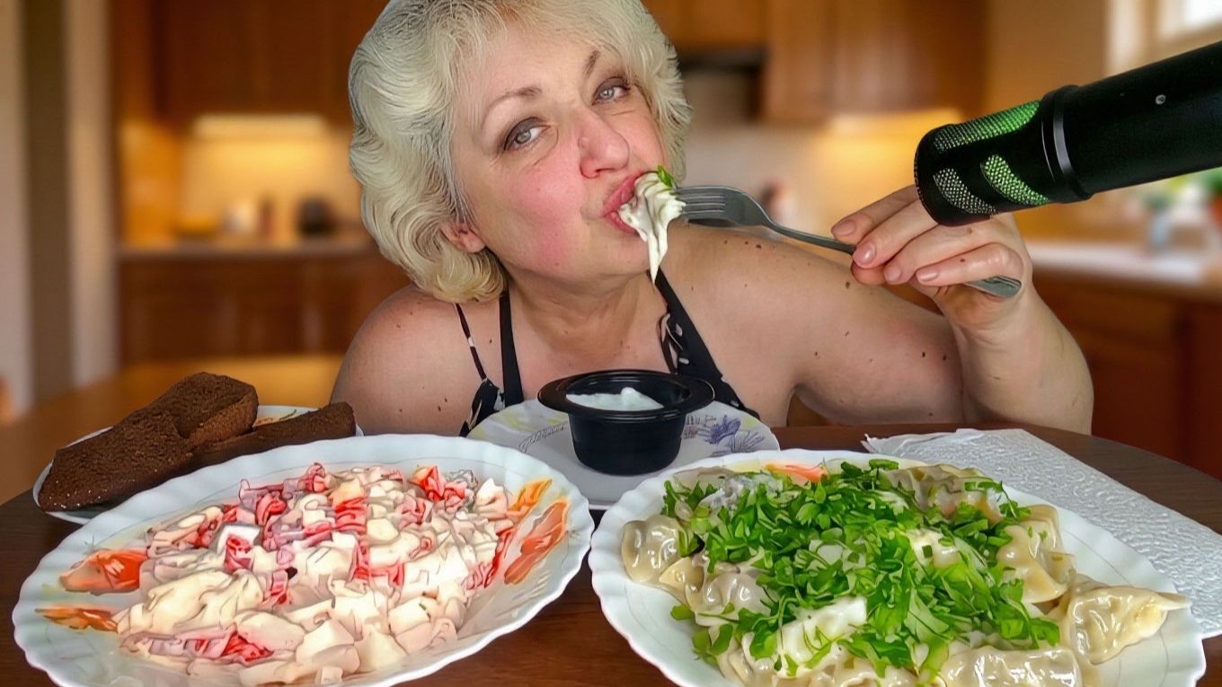 Мукбанг: Морской салат и горячие сочные пельмешки