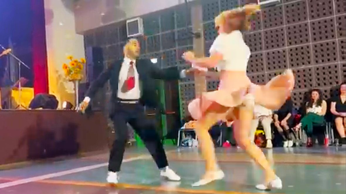 ROCK AND ROLL DANCE SHOW ON LIVE MUSIC