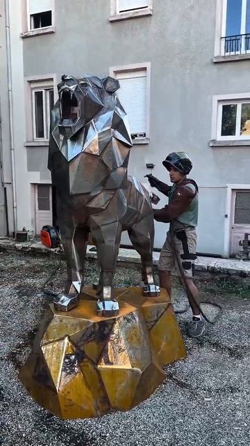 полигональная скульптура льва
