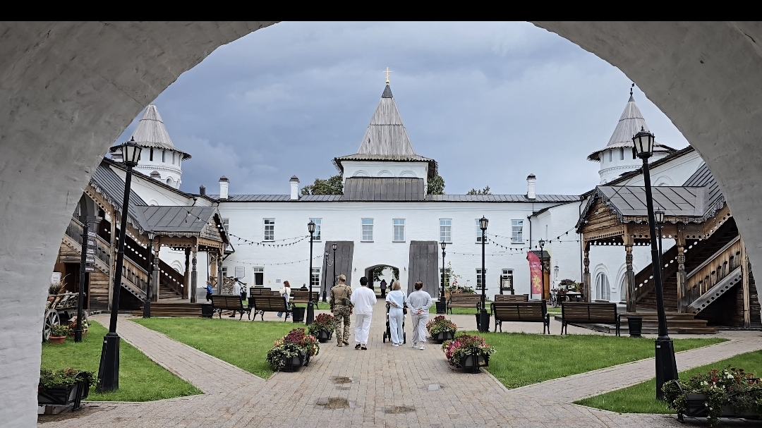 Кремль,дождь и Жуня в коробке