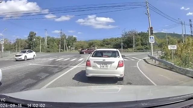 В Южно-Сахалинске автомобилист устроил ДТП с мотоледи на мопеде