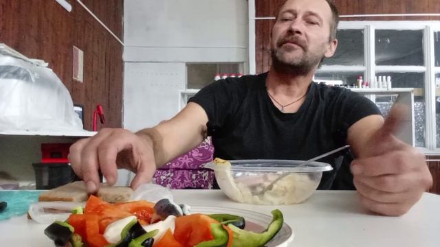 Мукбанг. Обед на работе. Рисовая каша с тушёнкой.
