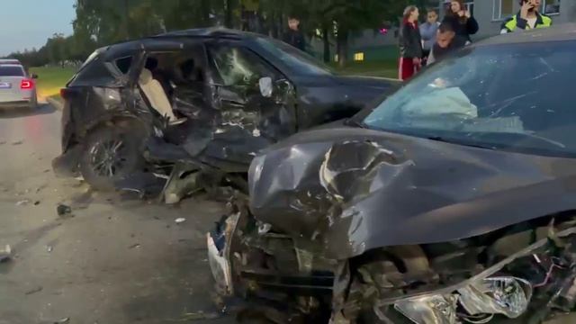 Пьяный заезд по газону в Чебоксарах : Hyundai смял припаркованную Mazda CX-5.