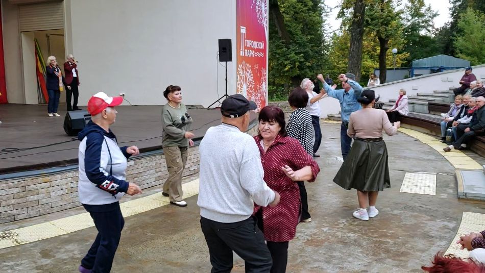 20260919 Танцы под песню Всё что в жизни есть у меня чём радость каждого дня это ты парк город Орёл