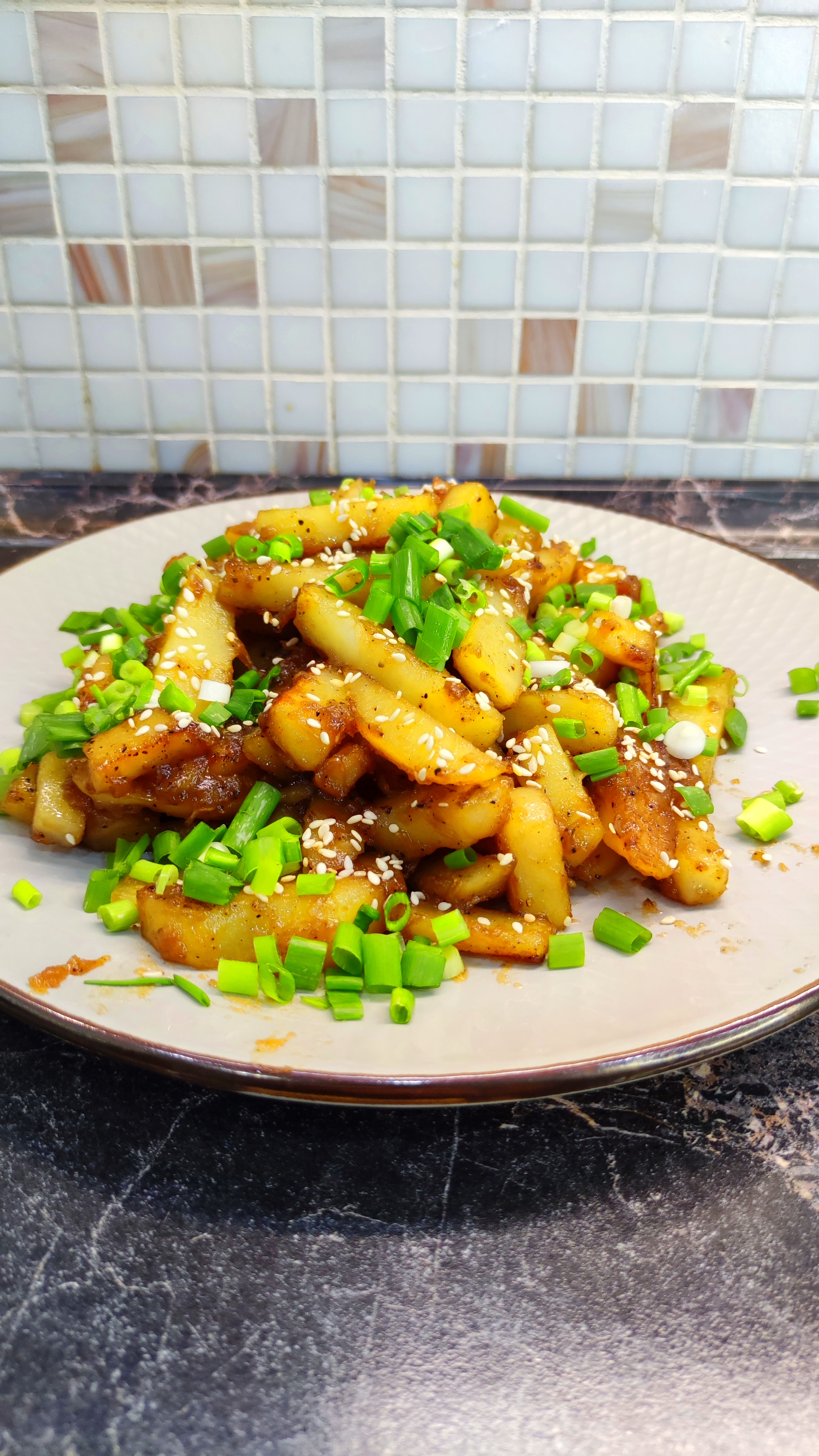Жареная картошка с чесноком и мёдом. Жареная картошка в соевом соусе с кунжутом. #shorts