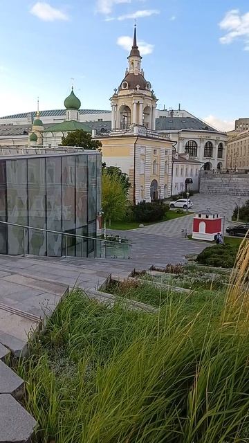 Парк Зарядье, Москва центр, прогулка по каменистой тундре, вид на улицу Варварка, палаты Романовых