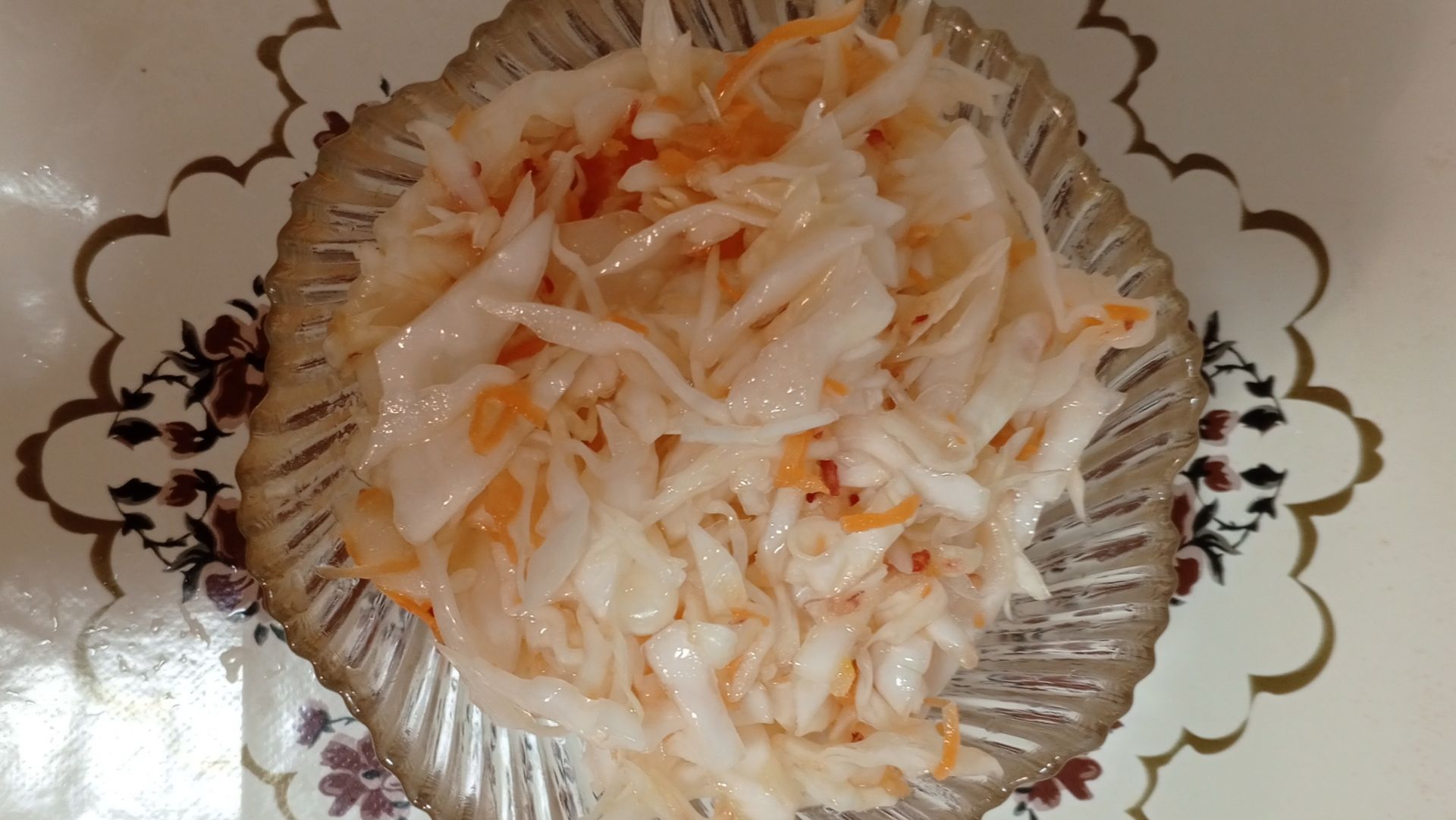Салат с капустой яблоками и морковью.
