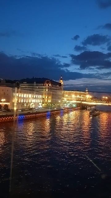 Парк Зарядье Москва. Парящий мост вечером, по реке проплыл 