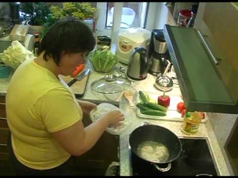 Кайлаш готовит блюда китайской кухни