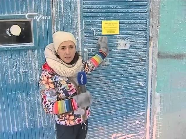 Кому видно  тому стыдно: подъездные вандалы разрушают добавляя ненужное.