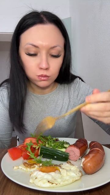 Ему на камеру. Мукбанг.