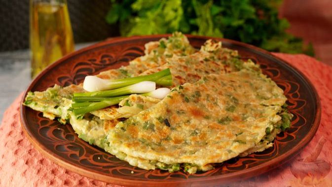 ЛЕПЁШКИ ИЗ СЛОЁНОГО ТЕСТА С ЗЕЛЁНЫМ ЛУКОМ