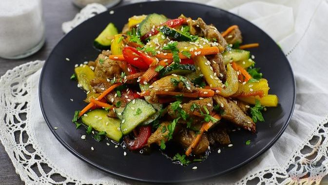 САЛАТ С КУРИЦЕЙ, БОЛГАРСКИМ ПЕРЦЕМ, ОГУРЦАМИ И МОРКОВЬЮ