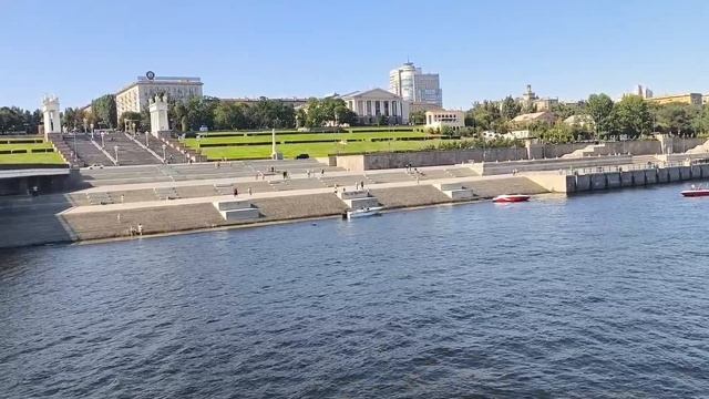 Теплоход Михаил Фрунзе. Волгоград. Возложение цветов на воду. Шестой день путешествия.