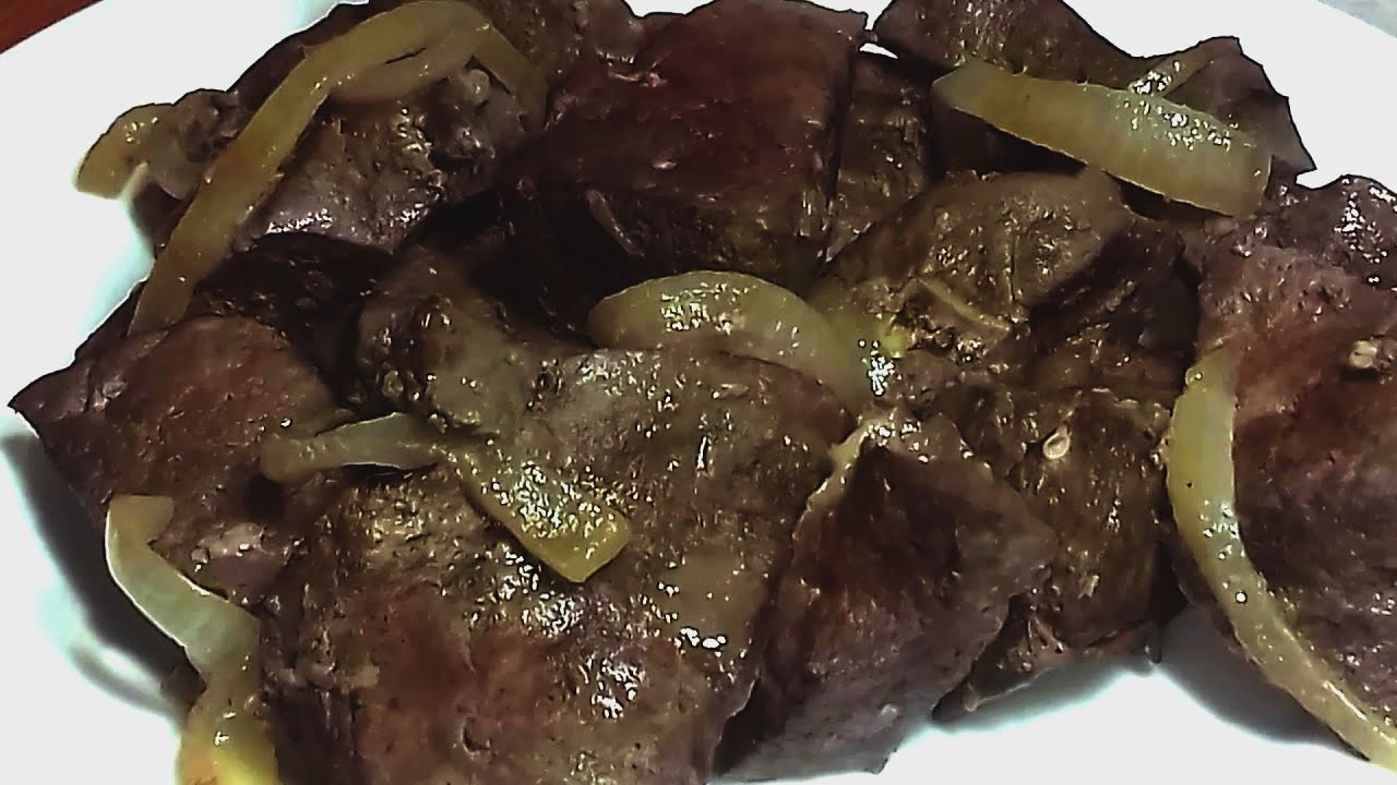 говяжья печень жареная с луком и яблоками.