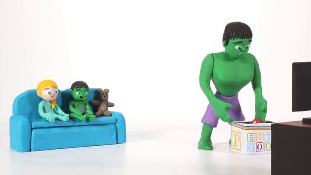 Девочки играют с куклами