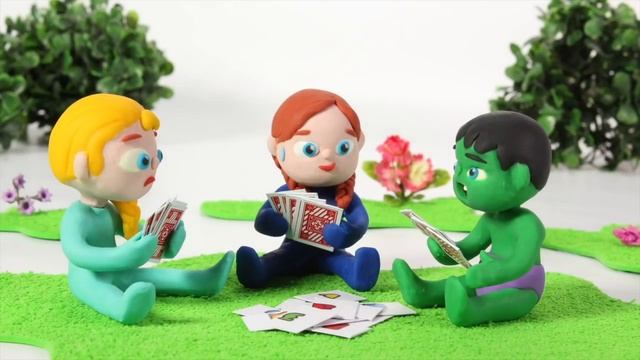 Девочки играют с косметикой