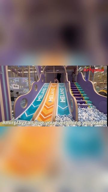 Удивительные горки на индивидуально спроектированной крытой игровой площадке с мягким покрытием!