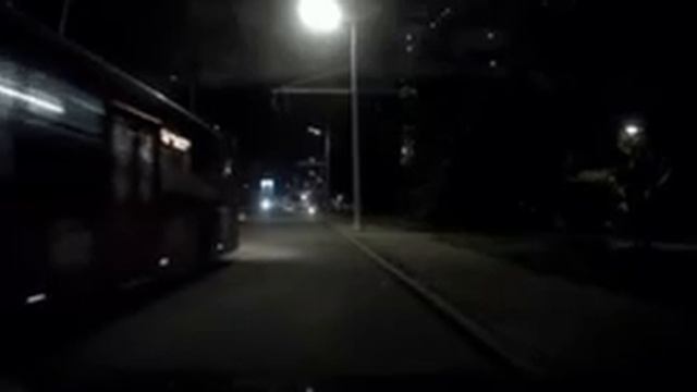 Во Владивостоке мотоциклист упал с мотоцикла при езде на заднем колесе