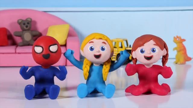 Девочки играют с автоматом для жевательной резинки