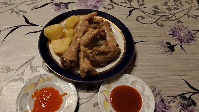 Ем руками обед картошка и лапки