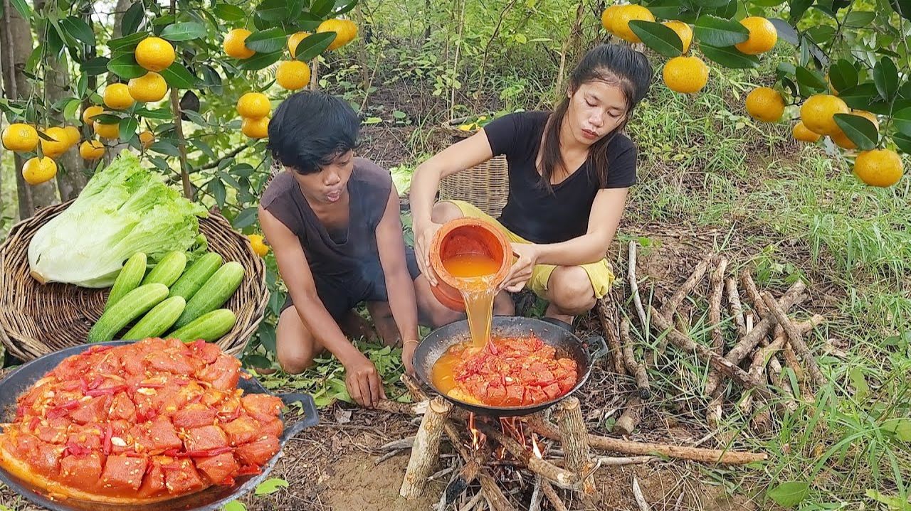 Вкуснотища! Острый салат со свининой и карри — потрясающее блюдо на ужин в полевых условиях