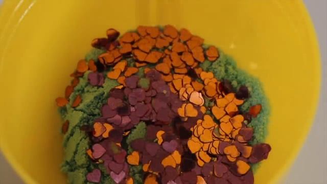 Девочки отдыхают в спа-бассейне