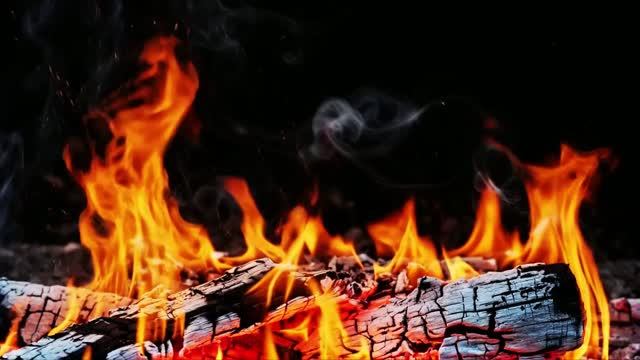 Завораживающий костер: пламя, угли и дым. Тепло и уют 🔥✨ Сделано в AI.