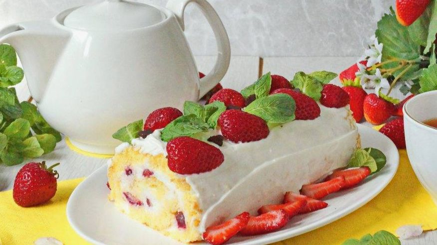 Клубничный рулет.