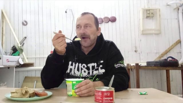 Мукбанг. Обеденный перекус на работе, пюрешка + сардина (консерва)