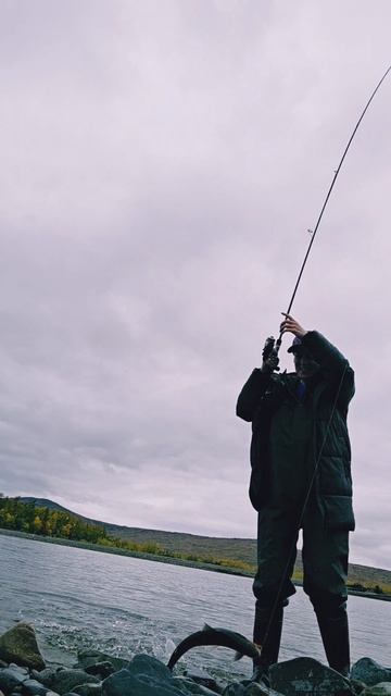 Надо прекращать рыбу ловить, а мы не можем!😆🙌🐟🎣💙 #настяловит #nastikae #fishing