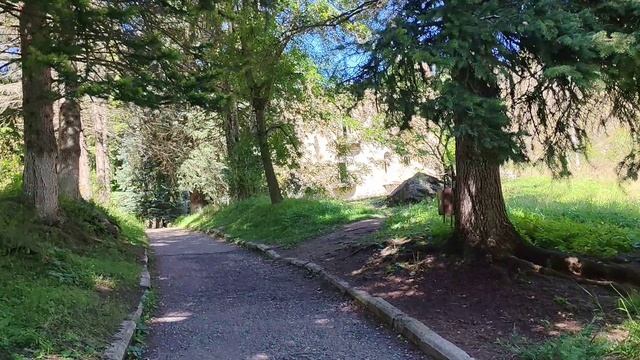 Долина Нарзанов .Старый замок, заброшка за которой следят и ухаживают.