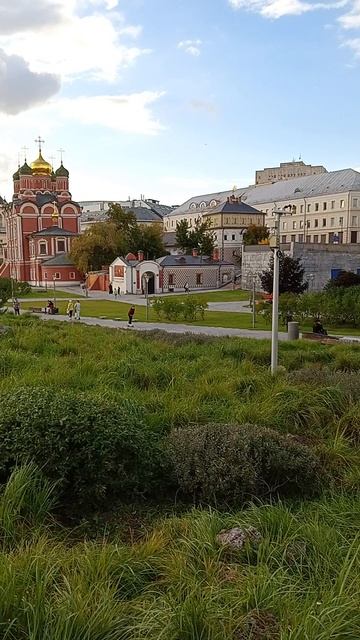 Парк Зарядье Москва центр.Знаменский собор, палаты бояр Романовых на Варварке