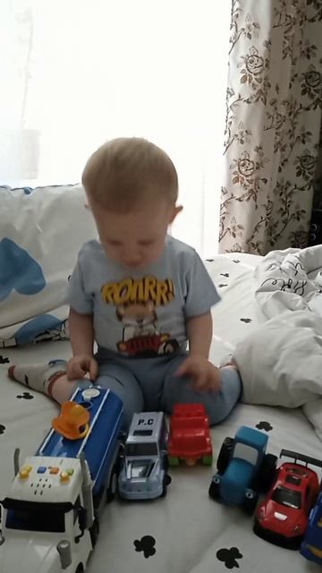 МАЛЕНЬКИЙ Яруша, играет в машинки.