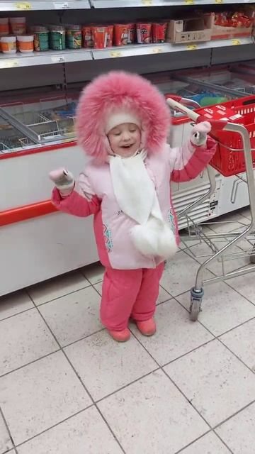 маленькая София, танцы в магазине:)