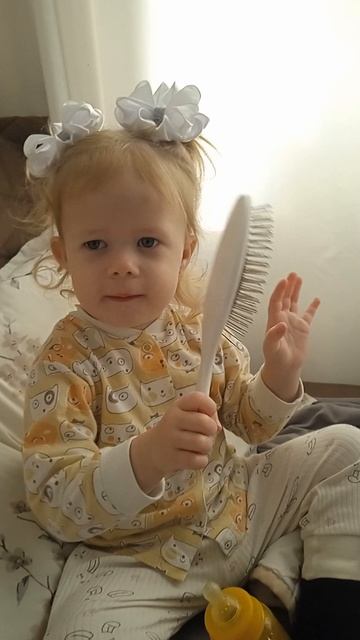 Ева примеряет бантики.
