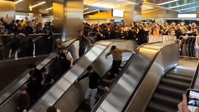 Безумный день в Московском метрополитене. Очень интересный видос.