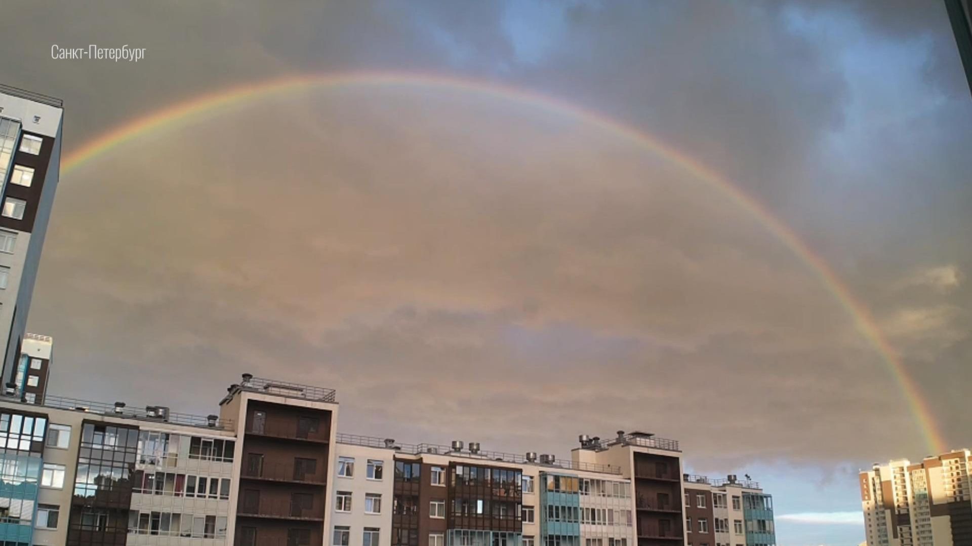 Вечер в Петербурге: как небо прощалось с днём и встречало ночь